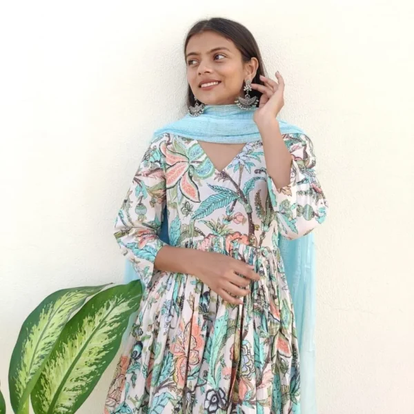 SALE: Inaayat Aasmani Floral Suit Set - Image 3