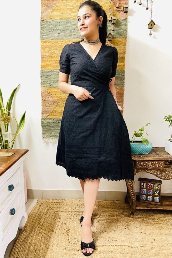 BLACK EMBROIDERED WRAP DRESS - Image 4