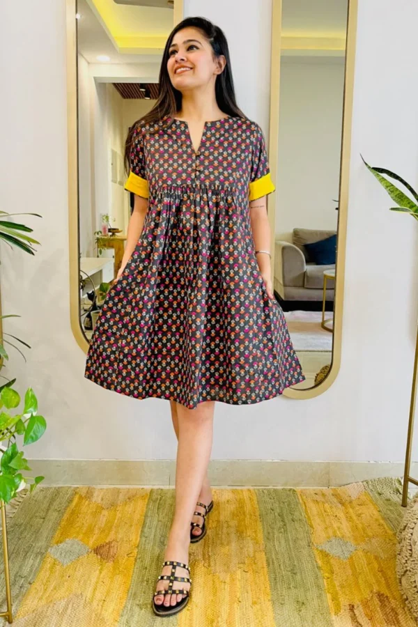 BLACK BLOCK PRINT FLARED DRESS - Image 4