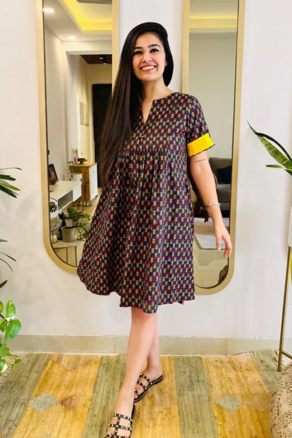 BLACK BLOCK PRINT FLARED DRESS - Image 5